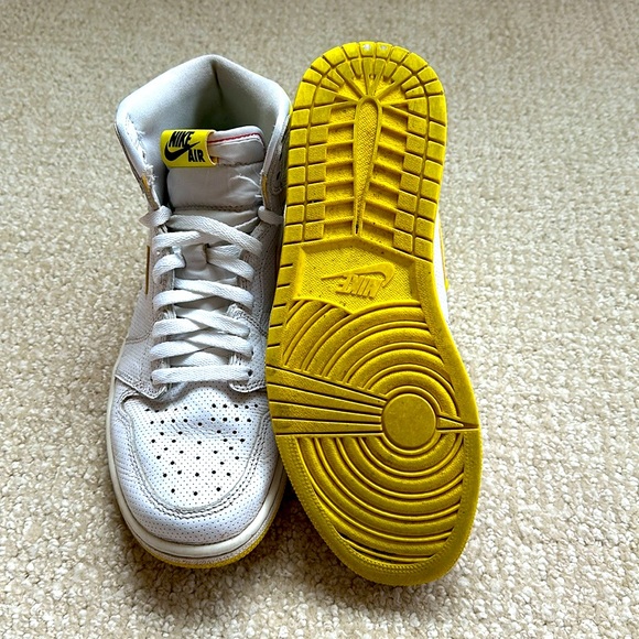 Nike Air Jordan One First Flight - Picture 3 of 7